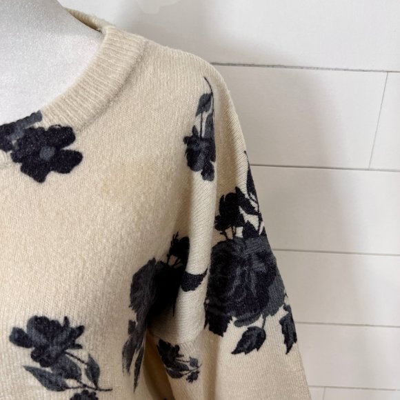 Chelsea & Theodore Off White & Navy Floral Relaxed Fit Sweater Size M - Picture 5 of 13